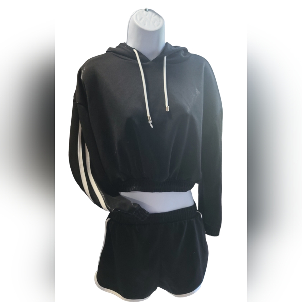 Fashion nova womans sz M crop top/shorts matching sports set black/white